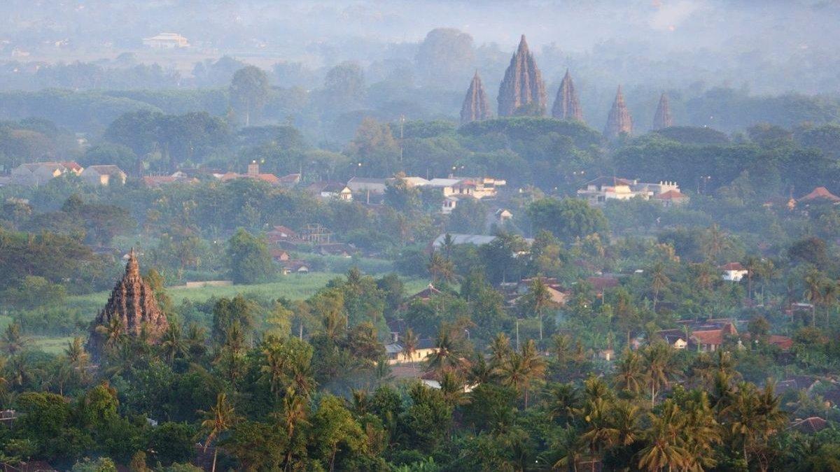 WISATA SEJARAH KLATEN: Pemandangan Candi Sojiwan yang berada tidak jauh dari Kompleks Candi Prambanan