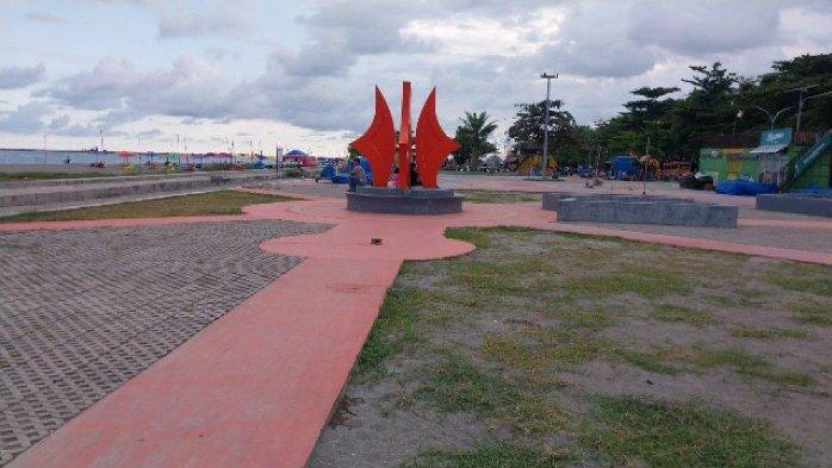WISATA TANPA RETRIBUSI – Warga menikmati suasana Taman dan Pantai Merpati di Jl Yos Sudarso, Bulukumba. Objek wisata ini tidak menarik retribusi masuk.