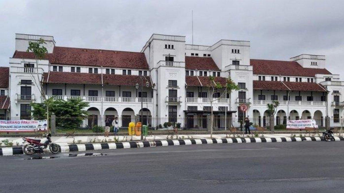 WISATA TEGAL - Potret Gedung Birao disadur dari TribunJateng.com pada Senin (17/3/2025). Gedung Birao merupakan salah satu ikon Tegal.