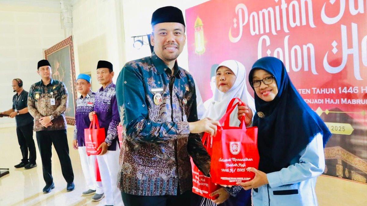 CALHAJ ASAL KLATEN - Wabup Klaten Benny Indra Ardhianto menyerahkan bekal makanan khas Klaten kepada para Calhaj dalam acara Pamitan Calhaj 1446 H/2025 M yang digelar di Grha Bung Karno, Selasa (6/5/2025).