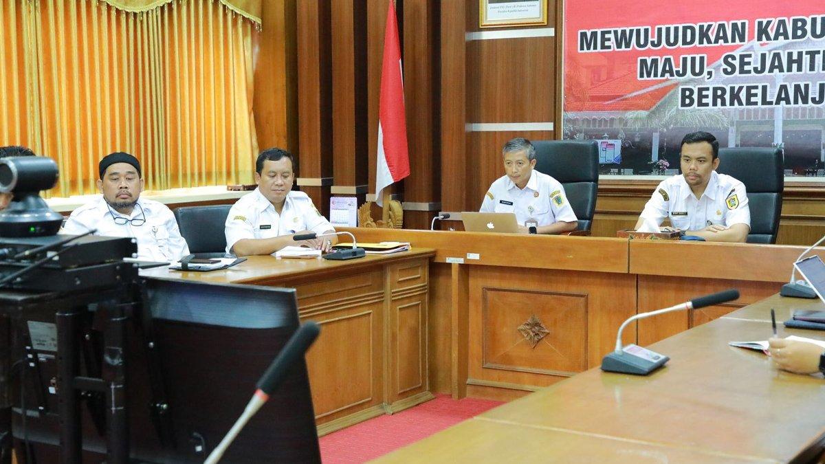 INFO KLATEN - Wakil Bupati (Wabup) Klaten Benny Indra Ardhianto mengikuti Rakor Tindak Lanjut Pengadaan CASN tahun 2024 secara daring di Ruang Rapat Utama Gedung B Setda Klaten, pada Rabu (19/3/2025).