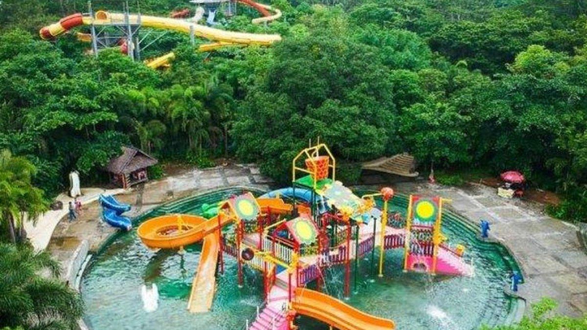 Wahana permainan air di Bugis Waterpark Adventure, Makassar.
