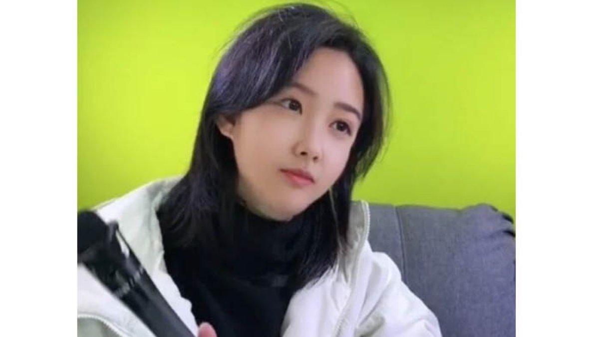 Wajah seorang streamer jika menggunakan filter kecantikan.