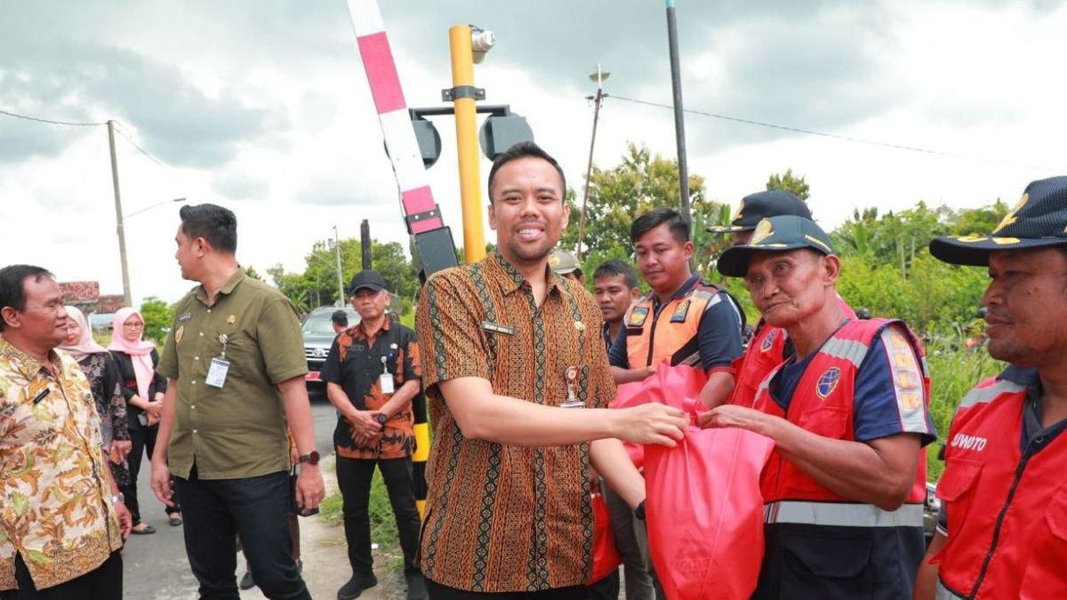 INFO KLATEN -  Wakil Bupati Klaten Benny Indra Ardhianto menyerahkan bantuan sembako kepada petugas palang pintu kereta Desa Boto, Kecamatan Wonosari, Klaten, Jumat (7/3/2025).