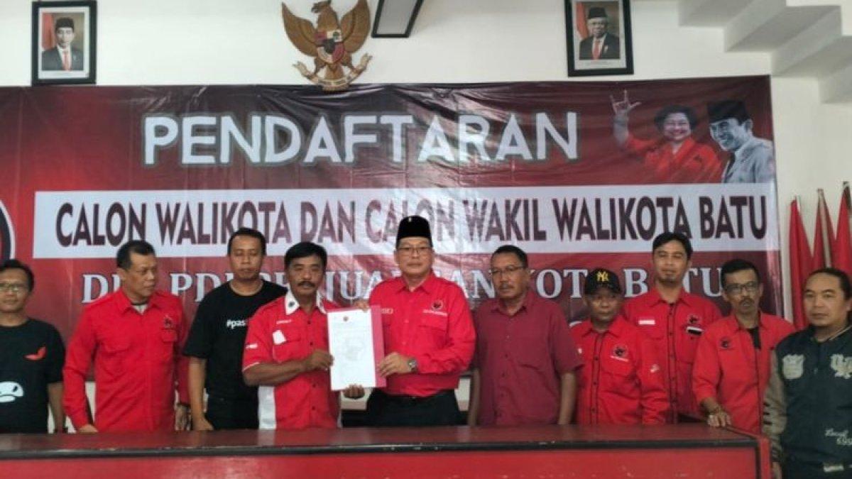 Wakil Bupati Malang, Didik Gatot Subroto mengambil formulir pendaftaran di Kant