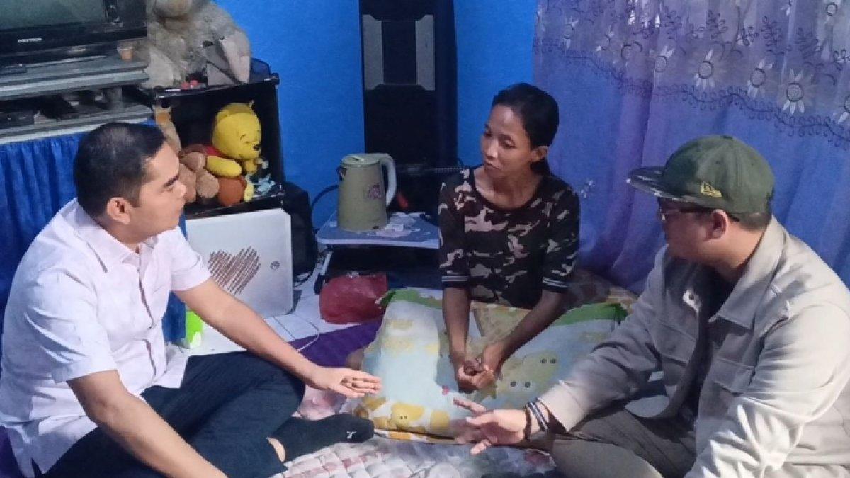 Wakil Ketua DPRD Sumut Ihwan Ritonga (baju putih) saat menemui Kamelia, ibu dari siswa SD yang anaknya dihukum belajar di lantai karena uang SPP menunggak, Jumat (10/1/2025)