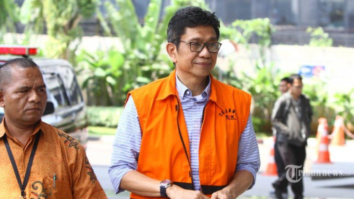 Wali Kota Batu nonaktif Eddy Rumpoko bersiap menjalani pemeriksaan di gedung KPK, Jakarta