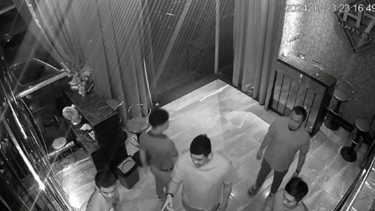 Wali Kota Medan Bobby Nasution (tengah) ketika sidak Heaven Seven Club di Medan, Sabtu (23/3/2024).