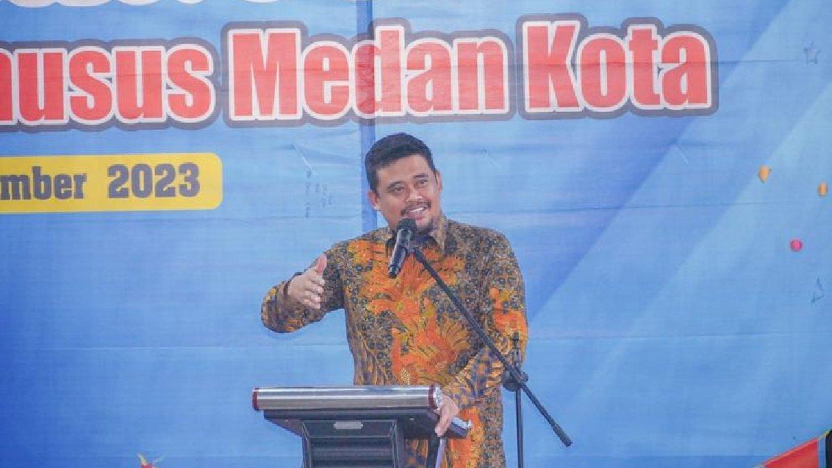 Wali Kota (Walkot) Medan Bobby Nasution saat menghadiri Pesta Pembangunan Gereja Huria Kristen Indonesia (HKI) Resort Khusus Medan Kota Tahun 2023 di Jalan Dahlia Medan, Kecamatan Medan Maimun, Kota Medan, Sumatra Utara, Minggu (17/9/2023)