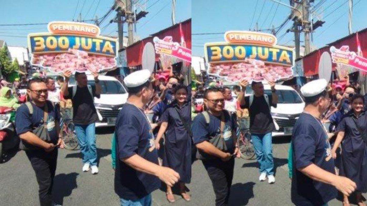 Wanita asal Surabaya menang hadiah Rp 300 juta dari tutup botol minuman.