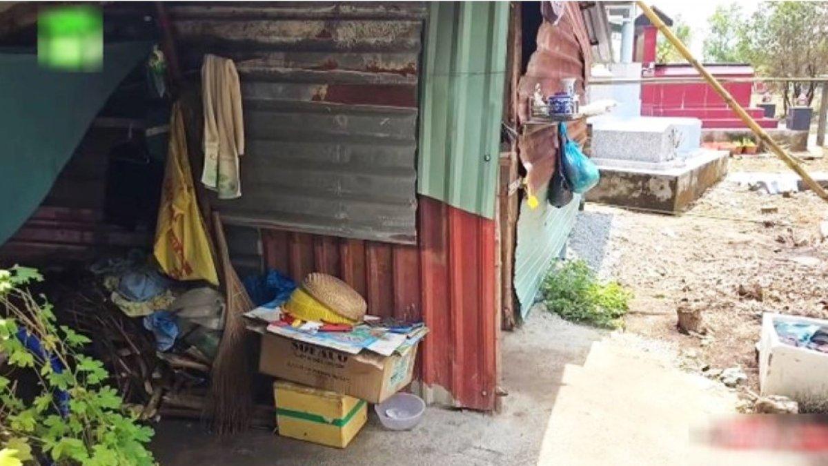 Wanita bangun rumah di kuburan dekat makam suami.