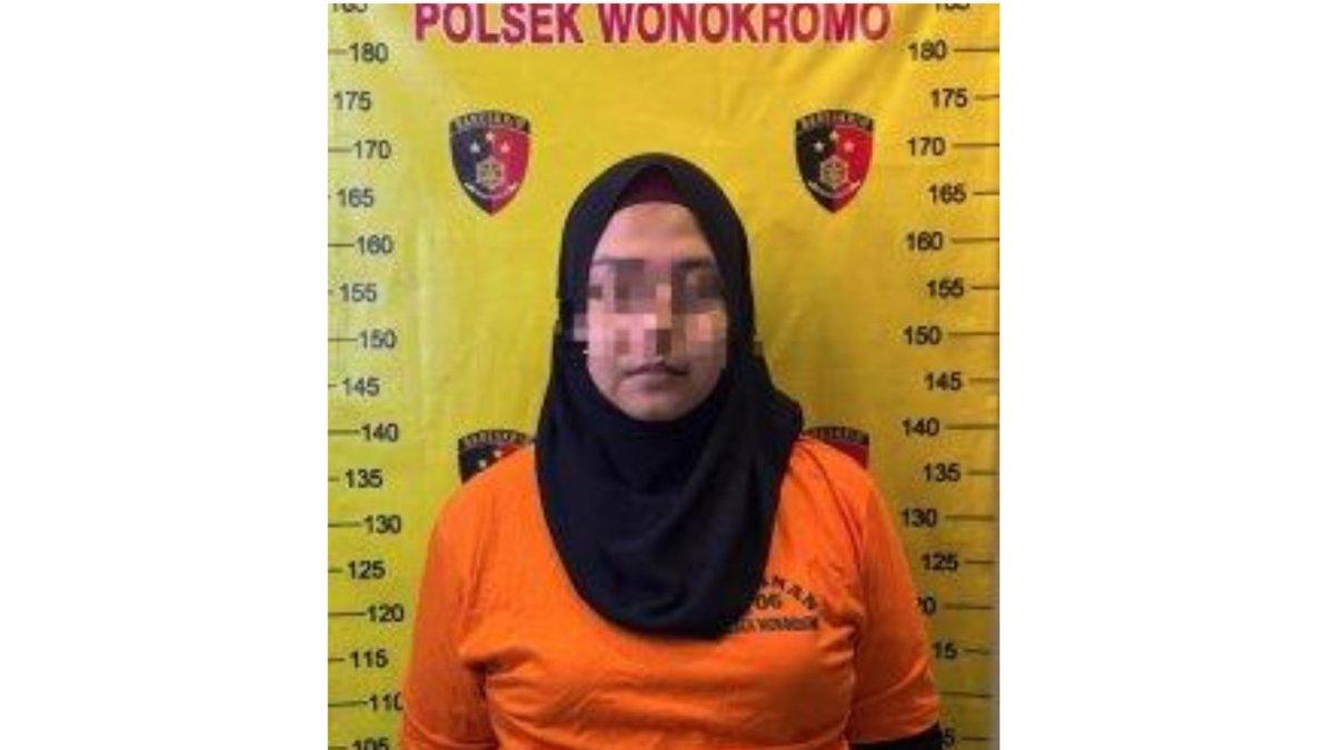 PENANGKAPAN BOS WO CURANG - Wanita berinisial CHH (36) bos wedding organizer (WO) asal Driyorejo, Gresik, diinterogasi Anggota Polsek Wonokromo Polrestabes Surabaya, karena diduga menggelapkan uang calon sepasang mempelai yang akan menikah.