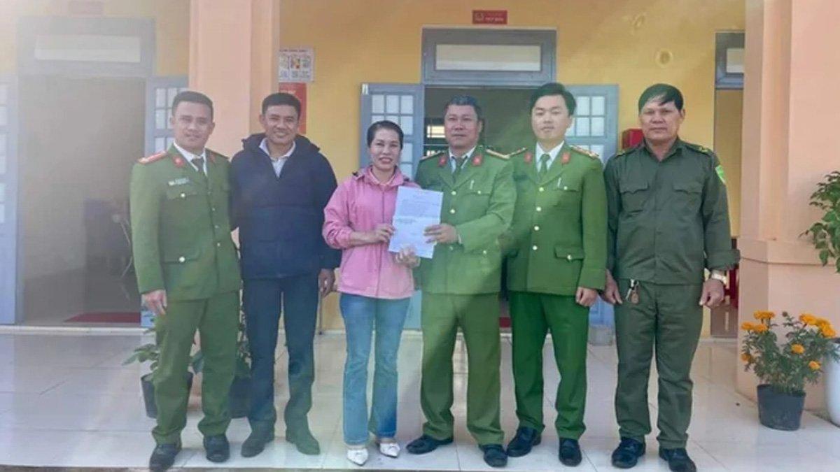 Wanita bernama Vinh mengembalikan uang yang ditemukannya di ATM.