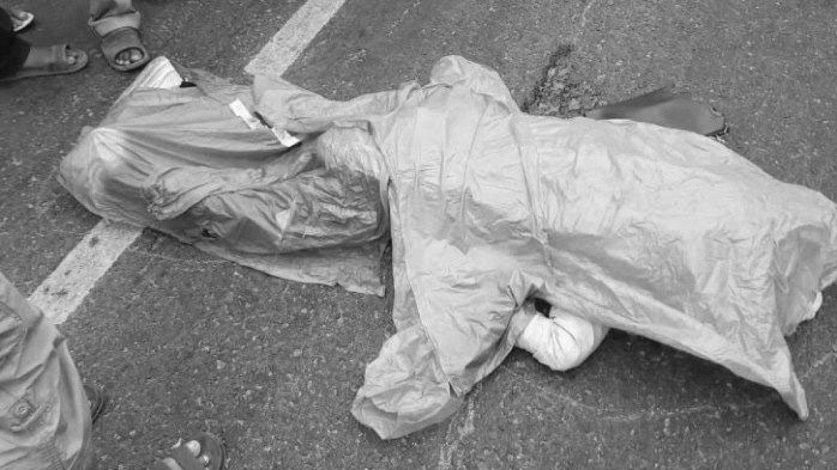 Jasad seorang wanita berinisial RA (36) yang tewas usai hilang kendali saat berkendara menggunakan sepeda motor di fly over Prumpung Jalan Ahmad Yani, kecamatan Matraman, Jakarta Timur, Sabtu (7/10/2023).
