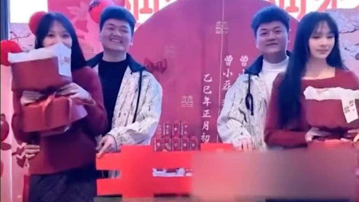 Wanita kembar di China tunangan dengan lelaki kembar, pada 5 Februari 2025, kisahnya viral di media sosial.