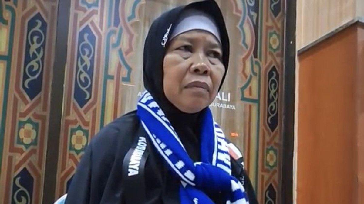 Wanita kuli panggul di Pasar Pabean, Surabaya, berangkat haji pada tahun 2024, Kamis (16/5/2024).