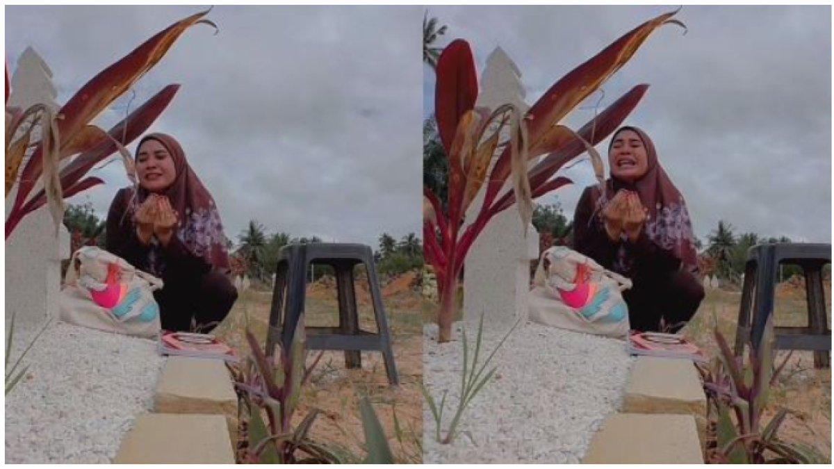 Wanita menangis di makam ibunya