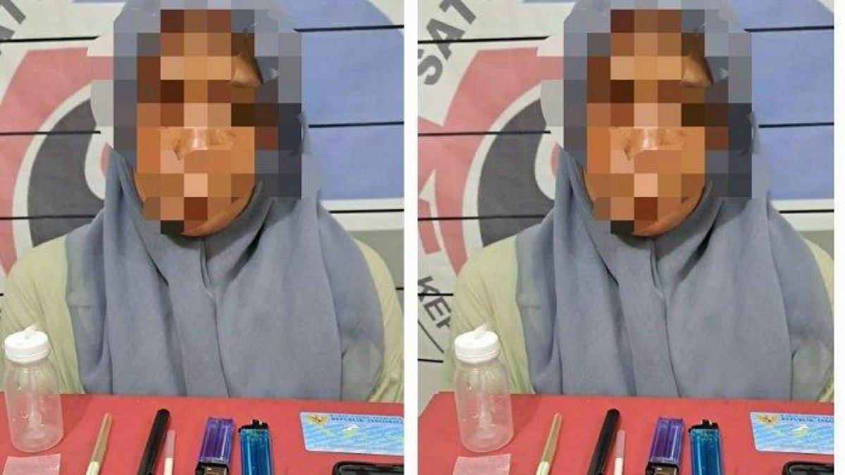 Wanita tersangka pengedar sabu-sabu bersama barang bukti saat diamankan di ruang Satres Narkoba Polres Aceh Selatan, Sabtu (30/9/2023)