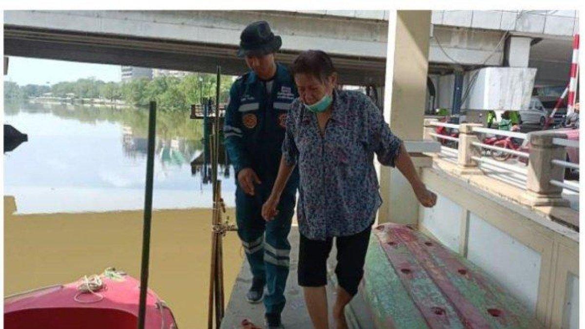Wanita tua nekat nyebur ke sungai demi ambil uang Rp 400 ribu miliknya yang jatuh, nyaris tenggelam.