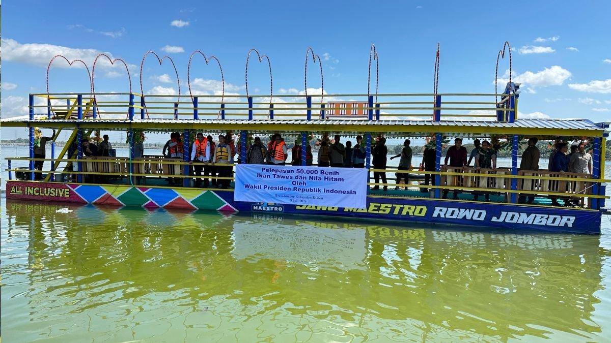 GIBRAN KE KLATEN - Gunakan perahu wisata, Wapres Gibran didampingi Wagub Jateng Taj Yasin, serta Bupati Hamenang,