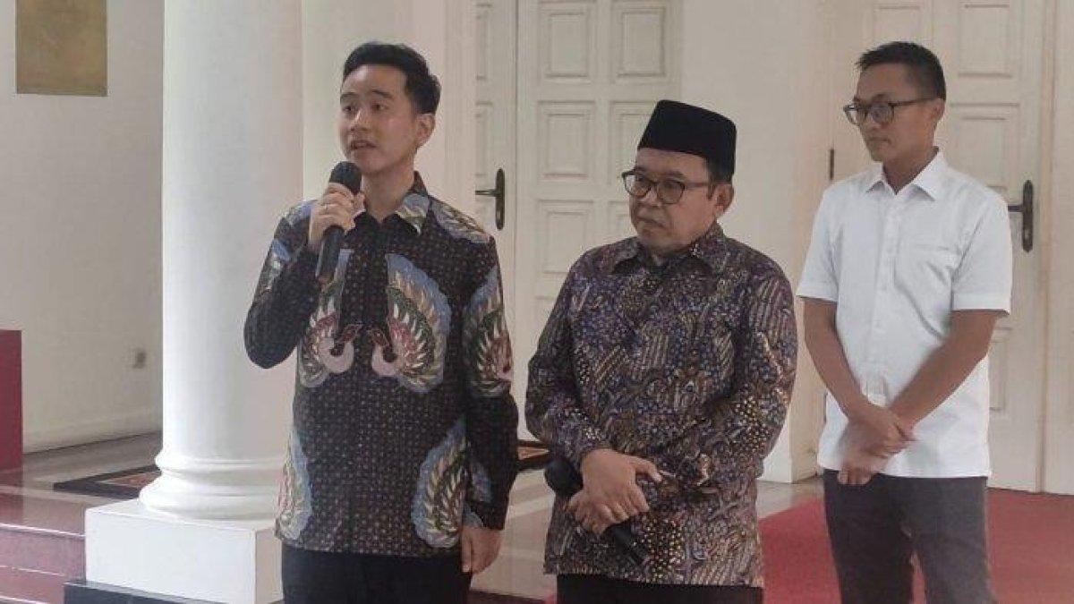 Wapres RI 2024-2029 terpilih Gibran Rakabuming Raka saat jumpa pers setelah pertemuan dengan Wakil Presiden RI Ma'ruf Amin di Kediaman Dinas Wapres, Jalan Diponegoro Nomor 2, Jakarta, Rabu (24/4/2024).