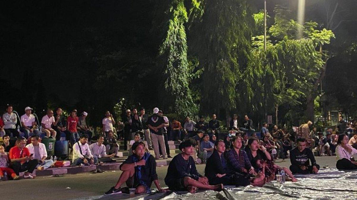 Ilustrasi nonton bareng.