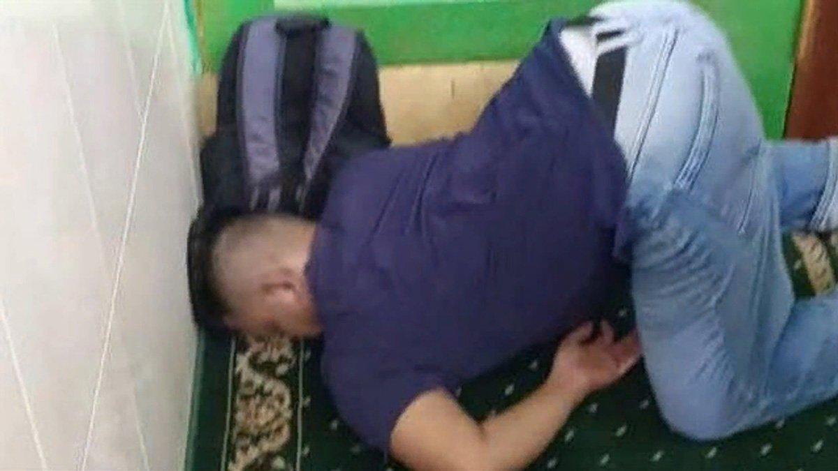 Warga Gresik meninggal dunia dengan posisi sujud, saat salat berjamaah di masjid.