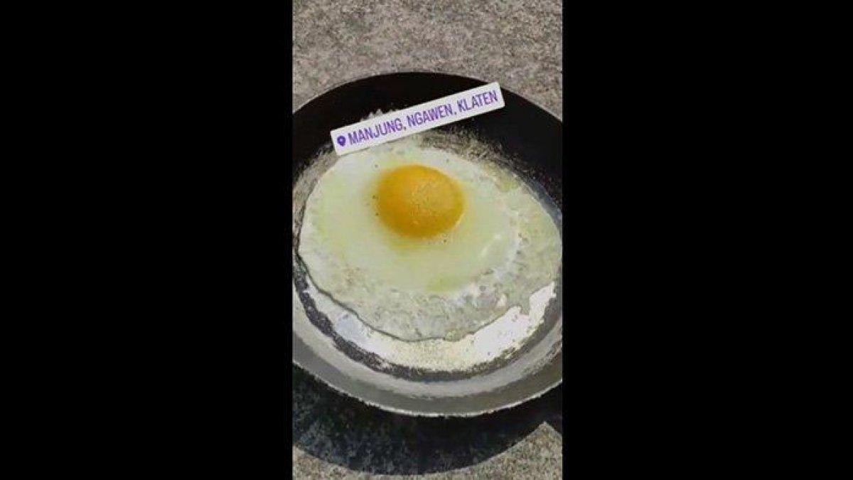 Warga Klaten memasak telur memanfaatkan panas terik matahari.