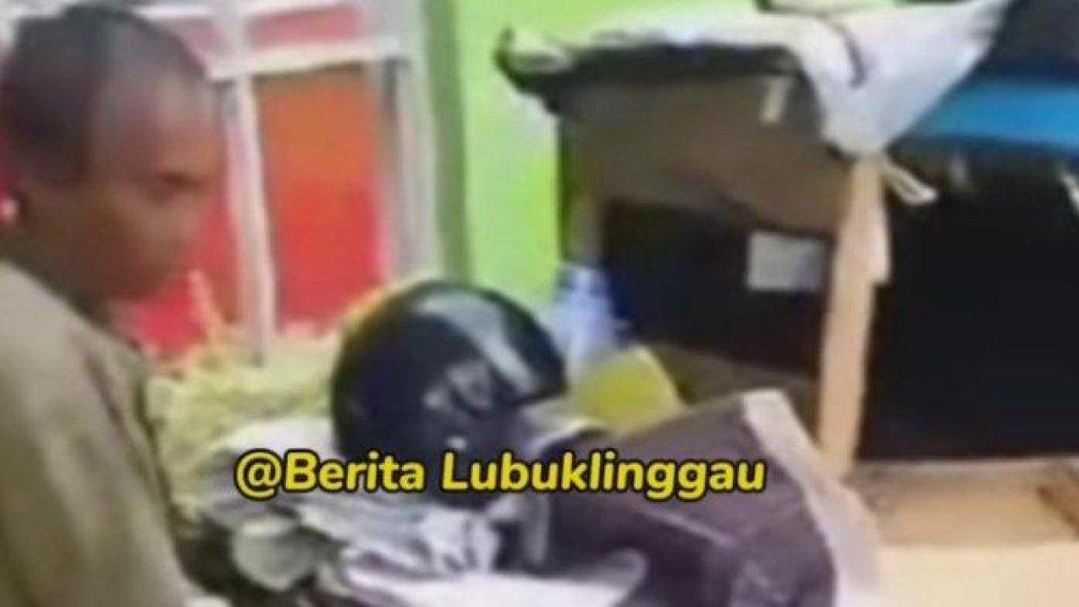 Warga Kota Lubuklinggau membawa pasien ke rumah sakit menggunakan gerobak dorong viral di media sosial.