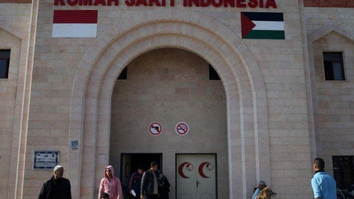 Warga Palestina berdiri di luar Rumah Sakit Indonesia di Beit Lahia di Jalur Gaza utara pada 13 Januari 2016. Rumah Sakit Indonesia, yang merupakan rumah sakit baru pertama dalam satu dekade di wilayah kantong Palestina, didanai oleh LSM Indonesia dan dibuka di lokasi tersebut. akhir tahun 2015. Perang 50 hari pada bulan Juli-Agustus 2014, yang menewaskan 73 warga Israel dan sekitar 2.200 warga Palestina, menghancurkan atau merusak parah lebih dari 20.000 rumah warga Palestina, 148 sekolah, 15 rumah sakit, dan 45 pusat layanan kesehatan dasar.