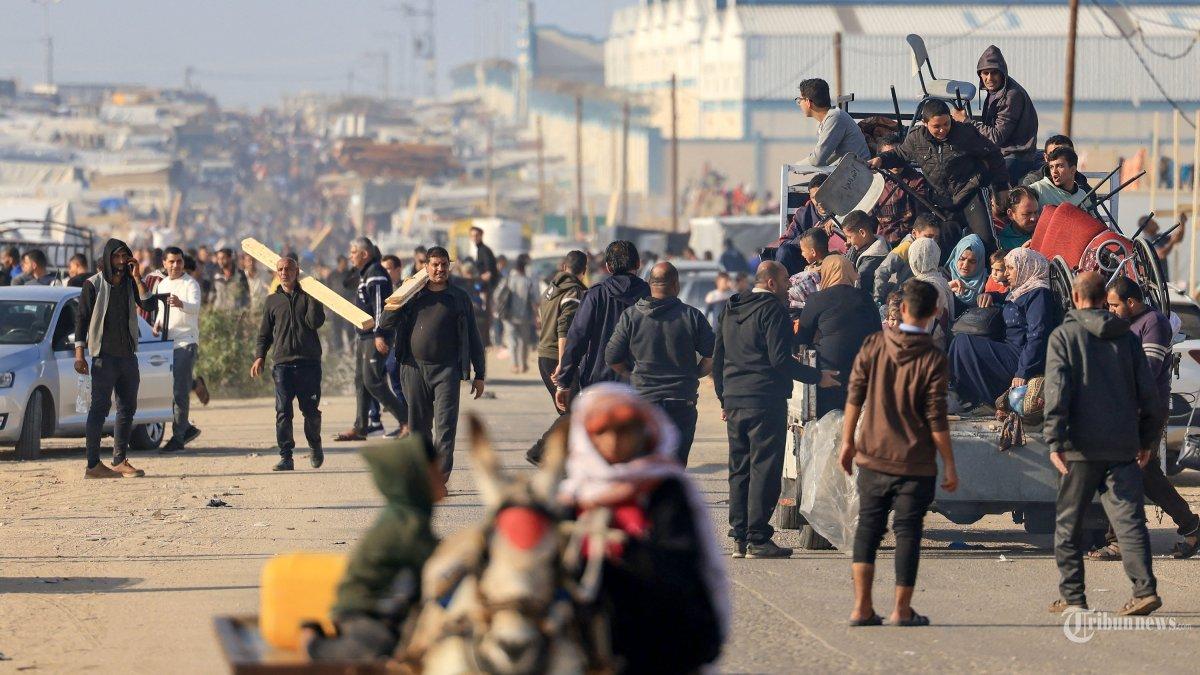 Warga Palestina melarikan diri dari Khan Yunis ke Rafah di Jalur Gaza selatan pada 4 Desember 2023, setelah tentara Israel meminta orang-orang untuk meninggalkan daerah tertentu di kota itu, ketika pertempuran antara Israel dan militan Hamas terus berlanjut. Israel memperluas serangannya terhadap militan Hamas di Gaza yang terkepung, ketika kekhawatiran internasional semakin mendalam atas meningkatnya jumlah korban warga sipil dalam perang yang dipicu oleh serangan tanggal 7 Oktober.