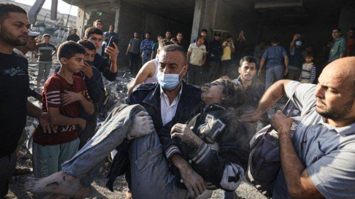 Warga Palestina membawa korban pemboman Israel di Khan Yunis di Jalur Gaza selatan pada 7 November 2023, di tengah berlanjutnya pertempuran antara Israel dan kelompok militan Palestina Hamas.