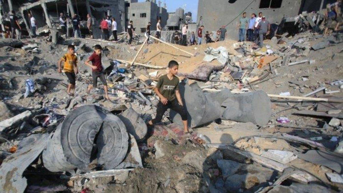 Warga Palestina memeriksa Kam Jabalia usai dibombadir Israel