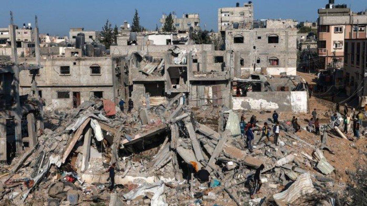 Warga Palestina memeriksa kerusakan di sebuah bangunan tempat tinggal di Rafah di Jalur Gaza selatan setelah serangan udara Israel pada awal 4 Desember 2023.