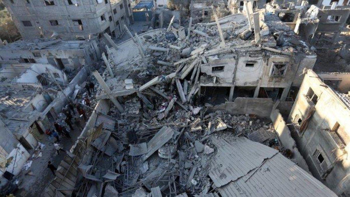Warga Palestina memeriksa kerusakan menyusul serangan Israel di daerah Zawayda di Jalur Gaza tengah pada 30 Desember 2023