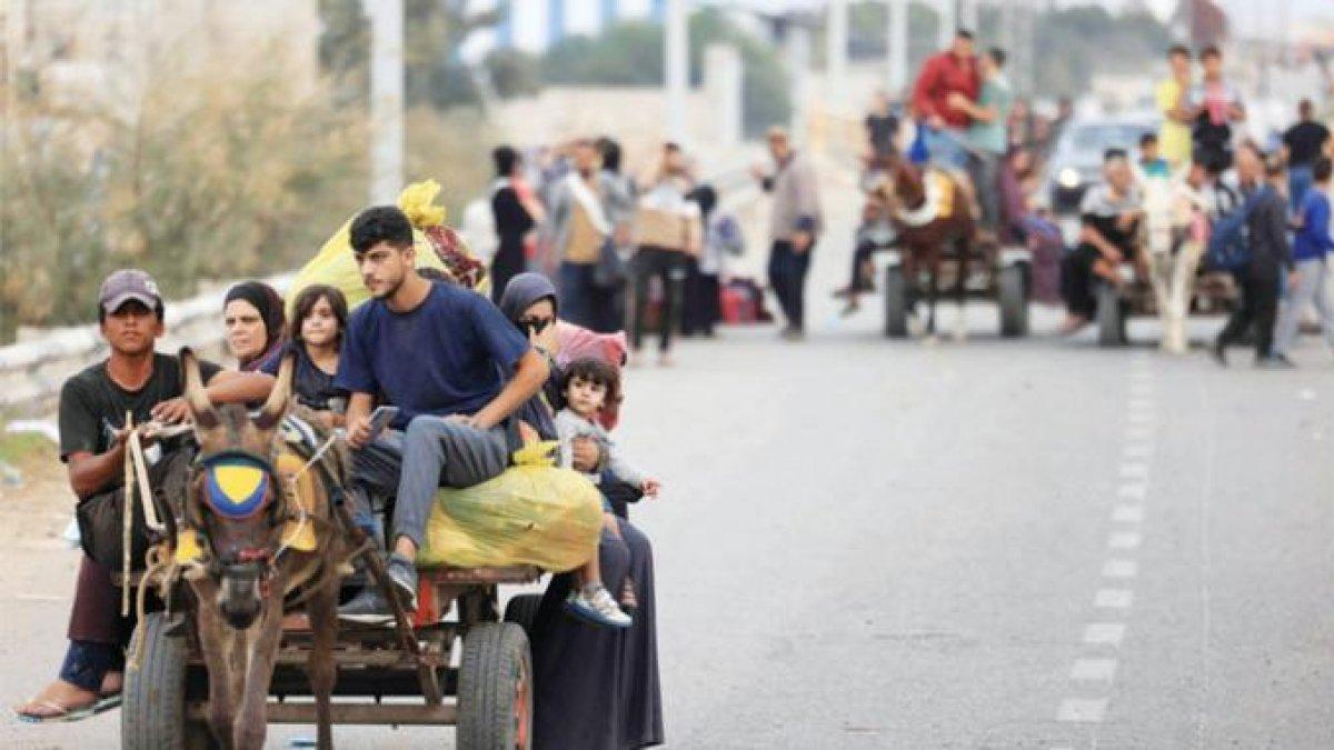 Warga Palestina menumpang kereta kuda untuk mengevakuasi diri dan keluarganya menuju Gaza Selatan menghindari pecahnya pertempuran antara pejuang Hamas melawan tentara Israel, IDF, Minggu, 12 November 2023.