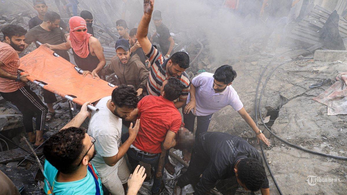 Warga Palestina menemukan jenazah seorang anak dari reruntuhan bangunan, di Khan Yunis pada 6 November 2023, di tengah pertempuran yang sedang berlangsung antara Israel dan kelompok Palestina Hamas. Ribuan warga sipil, baik warga Palestina maupun Israel, telah tewas sejak 7 Oktober 2023, setelah militan Hamas Palestina yang berbasis di Jalur Gaza memasuki Israel selatan dalam serangan yang belum pernah terjadi sebelumnya yang memicu perang yang diumumkan oleh Israel terhadap Hamas dengan pemboman balasan di Gaza.