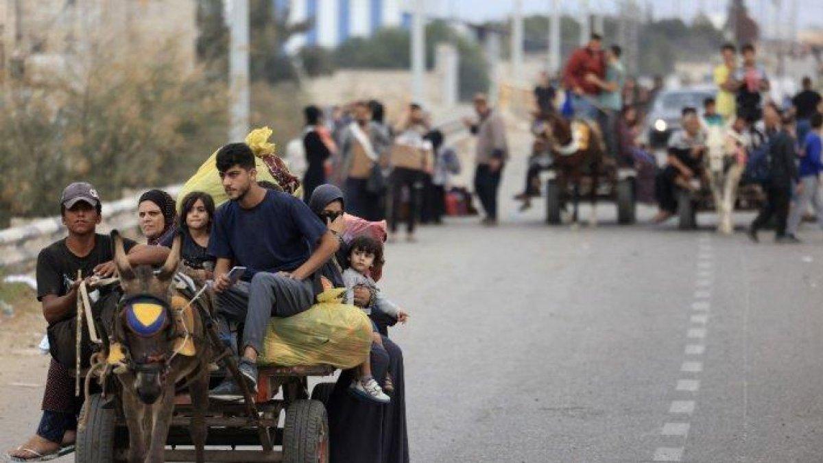 Warga Palestina tiba di selatan Kota Gaza pada 12 November 2023, setelah meninggalkan rumah mereka di Kota Gaza dan Jalur Gaza Utara di tengah pertempuran yang sedang berlangsung antara Israel dan kelompok Palestina Hamas.