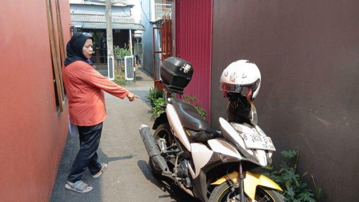PELAJAR DITUSUK TEMAN - Warga RW 10 saat menunjukkan lokasi pelajar yang menjadi korban penganiayaan di Jalan Galur II, Ciracas, Jakarta Timur, Selasa (3/6/2025).