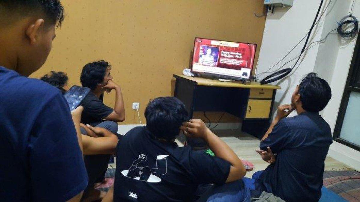Warga antusias menyaksikan debat Cawapres di kantor sekretariat RW di Kayuringin Jaya, Kota Bekasi, Jumat (22/12/2023).