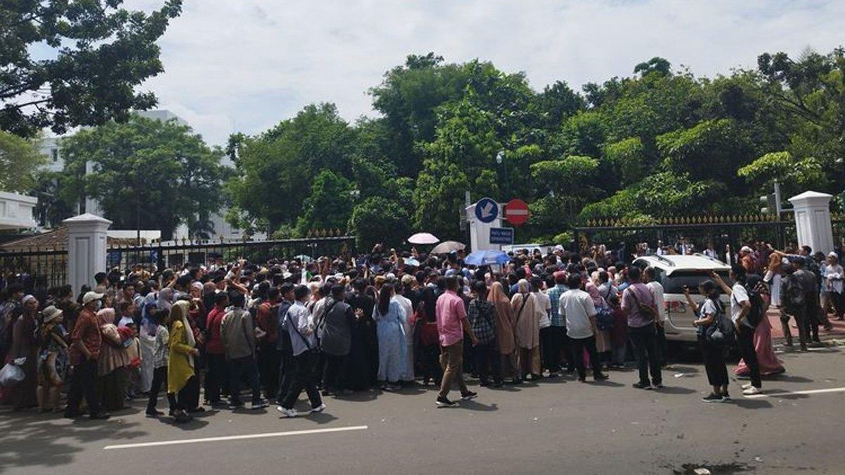 Warga berebut masuk menuju open house Presiden Jokowi di gerbang Kemensetneg, Jakarta Pusat, Rabu (10/4/2024).