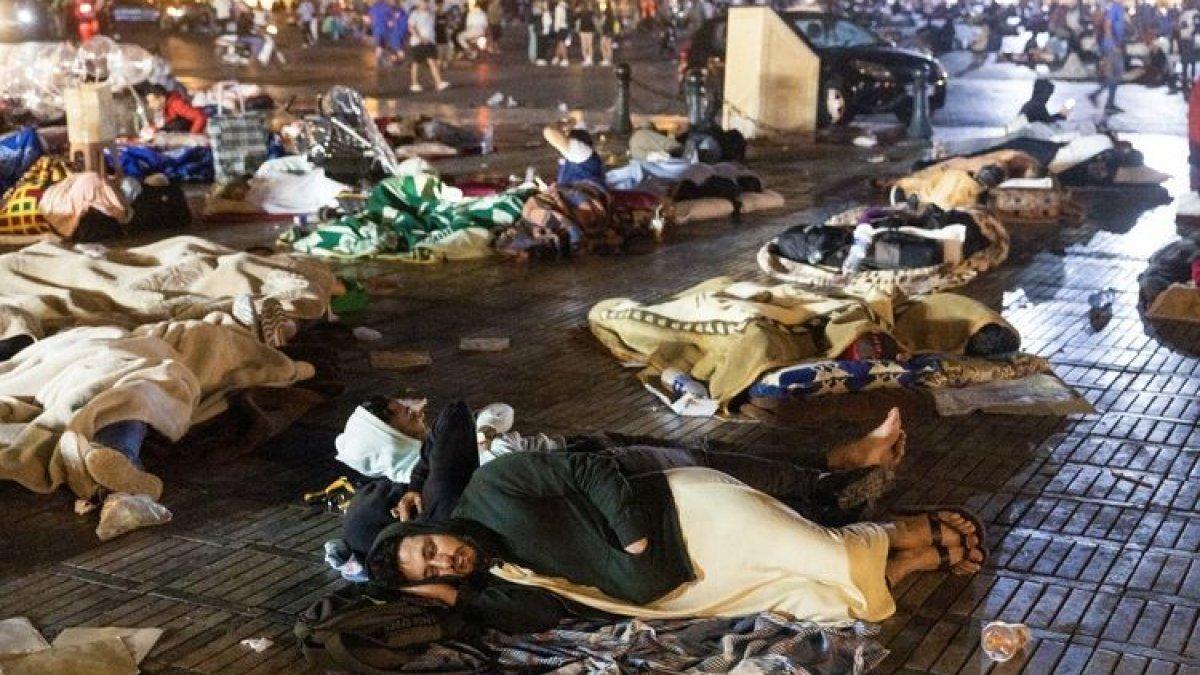 Warga berlindung di sebuah alun-alun setelah gempa bumi di Marrakesh pada 9 September 2023. Hampir 300 orang tewas setelah gempa bumi dahsyat mengguncang Maroko pada 8 September malam, menurut hitungan awal pemerintah, dengan penduduk Marrakesh melaporkan jeritan yang tak tertahankan setelah gempa berkekuatan magnitudo 6,8. Kini jumlahnya sudah bertambah menjadi 600 orang lebih yang tewas dalam gempa Maroko.