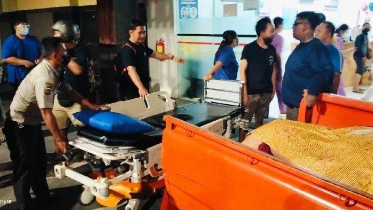 Warga bersama BPBD Gianyar mengevakuasi tubuh Bombom ke atas pickup, di Banjar Serongga Tengah, Desa Serongga, Gianyar, Sabtu 3 Februari 2024 malam