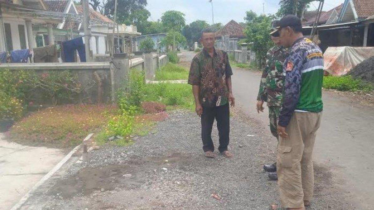 Warga dan Babinsa menunjukan TKP ayah dibunuh anaknya di Jember.