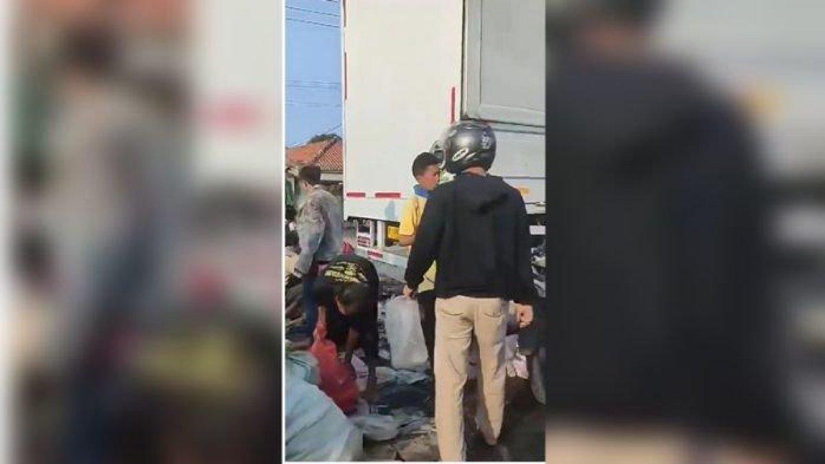 Warga di Indramayu yang mengambil susu kemasan kaleng Bear Brand setelah truk yang membawa susu tersebut mengalami kecelakaan.