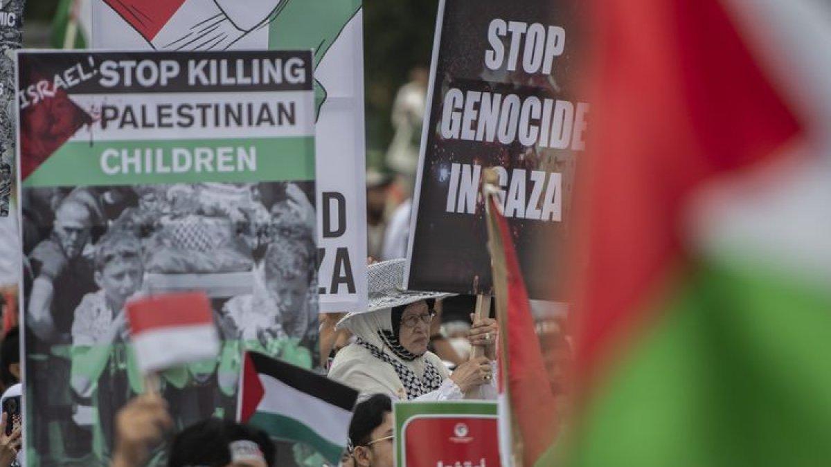 Sejumlah warga mengikuti aksi akbar Aliansi Rakyat Indonesia Bela Palestina di kawasan Monas, Jakarta, Minggu (5/11/2023). Aksi yang digelar Majelis Ulama Indonesia (MUI) tersebut untuk mendorong upaya mengakhiri konflik antara Palestina dan Israel agar tercipta perdamaian.