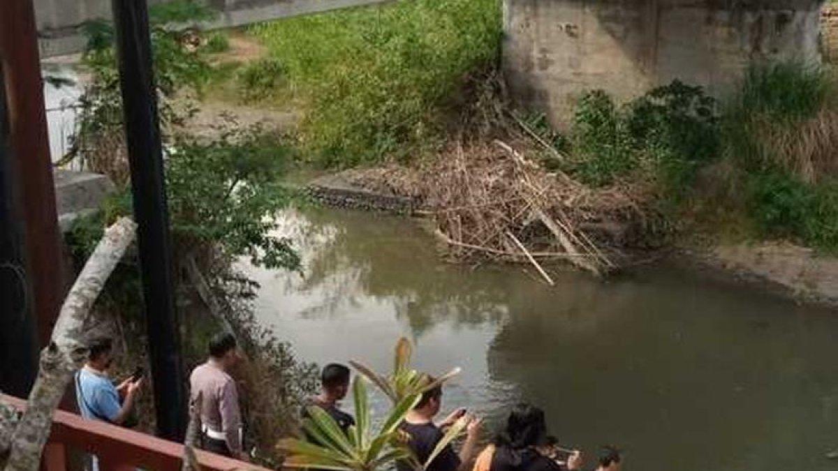 Warga memenuhi jembatan dan tepian sungai menyaksikan proses evakuasi jenazah di Sungai Serang, Pedukuhan Wonosido Kidul, Kalurahan Giripeni, Kapanewon Wates, Kabupaten Kulon Progo, Daerah Istimewa Yogyakarta.