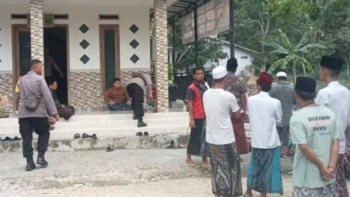 Warga menggruduk kantor sekretariat PPS di Desa Gunung Rancak, kecamatan Robatal, kabupaten Sampang, Madura dan meminta segera diberi form C6