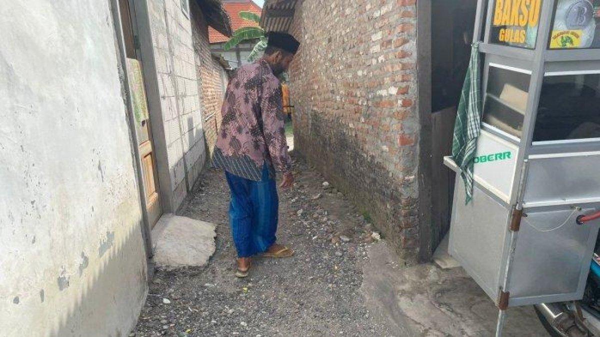 Warga menunjukkan lokasi penemuan bayi di Desa Kedungkendo, Kecamatan Candi, Sidoarjo