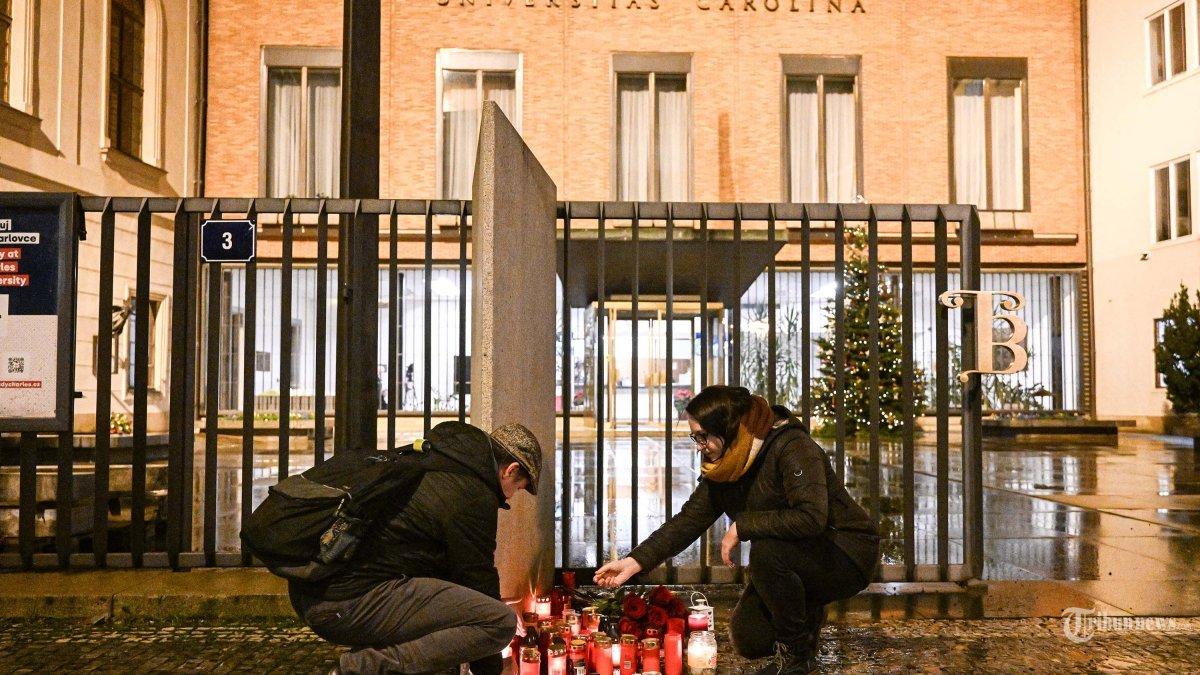 Warga menyalakan lilin untuk para korban penembakan di Universitas Charles di pusat kota Praha